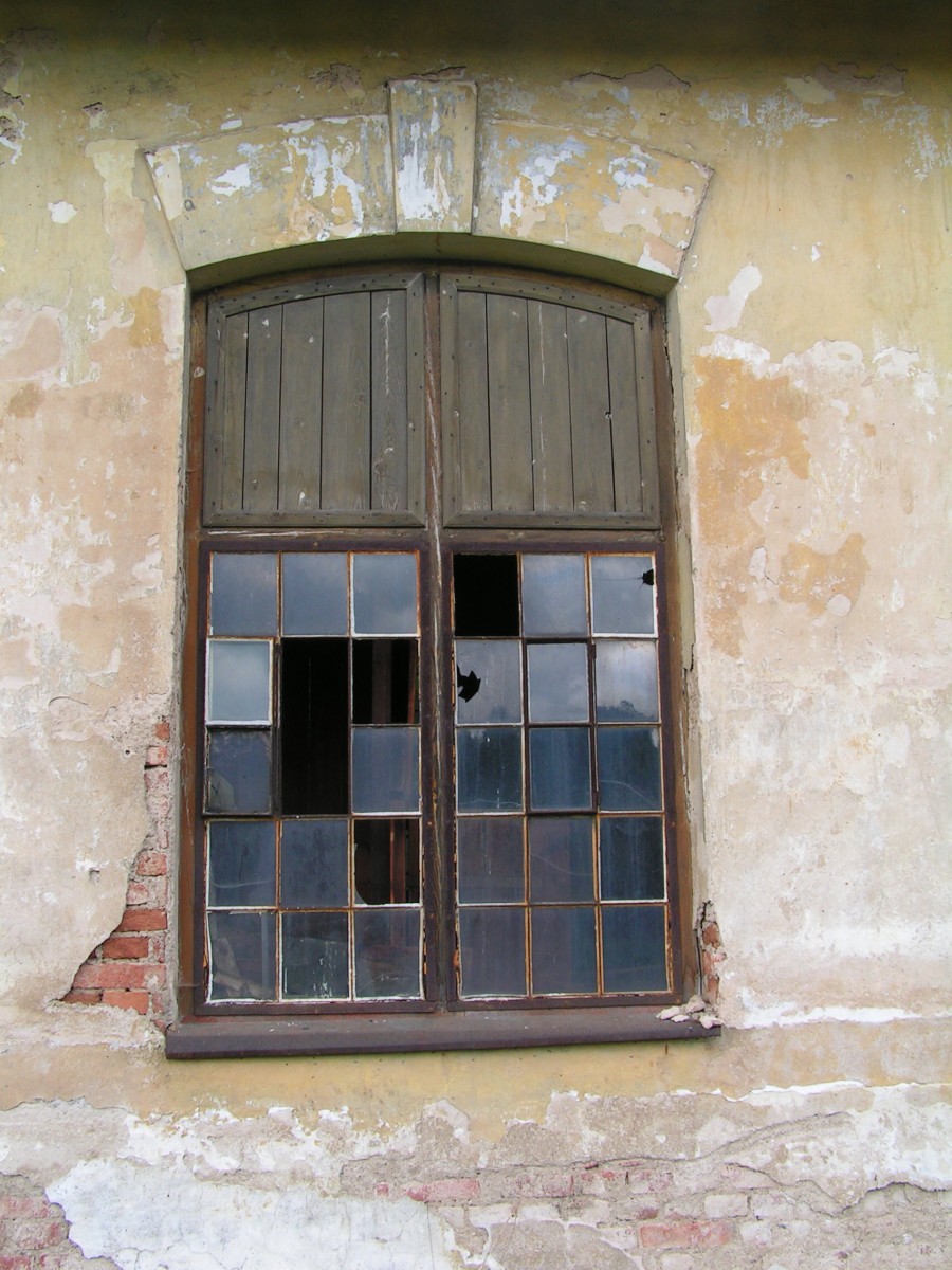 Jedno z mnoha rozbitých oken...jpg